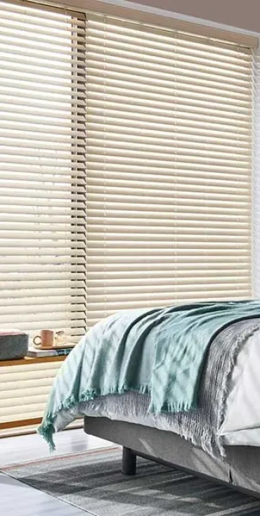 cortinas-horizontales-madera-bandas-blancas-en-dormitorio-contemporaneo-hunter-douglas-optimized-retwscc98u3gonjasdeo5mzs8fso14pmjn5q2tlq98