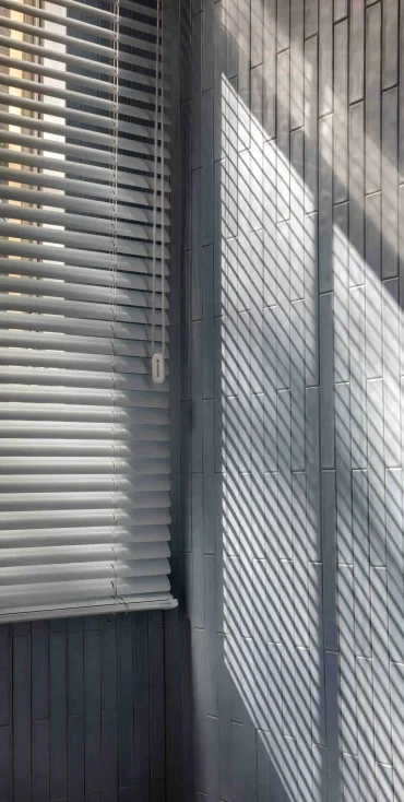 persiana-metais-preciosos-jogo-de-luz-scaled-rjfmllcu7l0bsb7t7k911d6xmdhx0bqykqjdql3fak